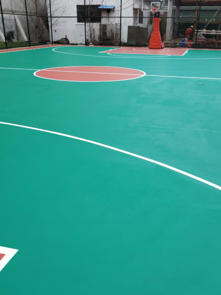 科尔沁左翼中 球场长期使用易出现地面开裂